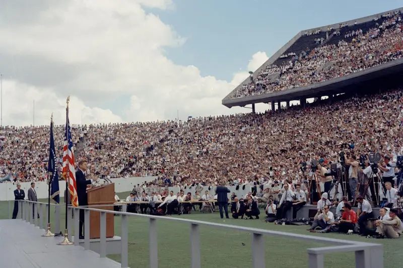 Multidão no discurso de Kennedy que Inspirou uma Nação: “Nós escolhemos ir para a Lua”